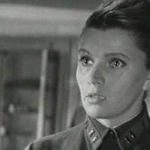 Арина Алейникова в фильме "Живые и мертвые"