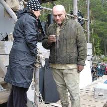 Продюсер Наталья Иванова и Александр Балуев на съемках фильма "Одна война"