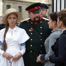 Евгения Водзинская и Александр Клюквин на съемках сериала "Институт благородных девиц"