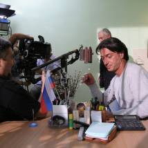Режиссер Александр Итыгилов и Эвклид Кюрдзидис на съемках фильма "Рябины гроздья алые"