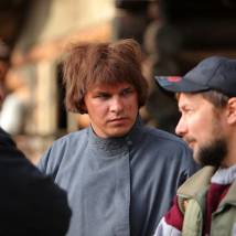 Руслан Ягудин, режиссер Александр Замятин на съемках сериала "В лесах и на горах"