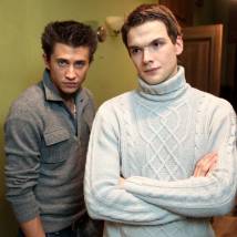 Алексей Коряков и Павел Прилучный на съемках сериала "Закрытая школа"