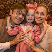 Валерий Дегтярь, Саша Алексеева и Наталия Вдовина на съемках сериала "Мать-и-мачеха"