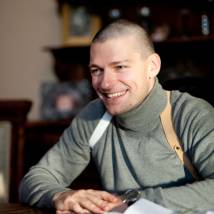 Даниил Страхов на съемках фильма "Цезарь"