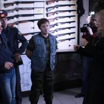 Роман Курцын, Нина Гогаева на съемках сериала "Под прицелом"