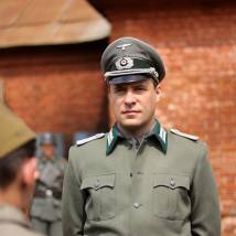 Евгений Цыганов на съемках сериала "Красные горы"