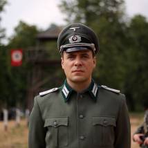 Евгений Цыганов на съемках сериала "Красные горы"