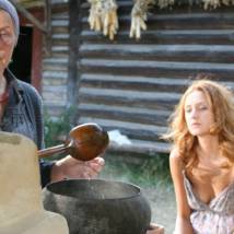 Лариса Малеванная и Виктория Исакова в фильме "Солнцекруг"