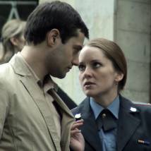 Роман Полянский и Ксения Роменкова в сериале "Двое с пистолетами"