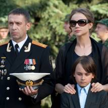 Владимир Машков, Мария Миронова и Эрик Холявко-Гришин в сериале "Родина"