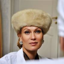Олеся Судзиловская на съемках сериала "Дом с лилиями"