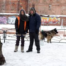 Равшана Куркова, Сергей Пускепалис на съемках сериала "А у нас во дворе..."