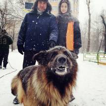 Равшана Куркова, Сергей Пускепалис на съемках сериала "А у нас во дворе..."