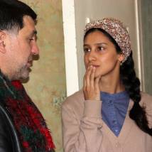 Равшана Куркова, Сергей Пускепалис на съемках сериала "А у нас во дворе..."