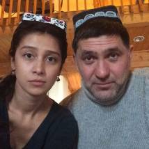 Равшана Куркова, Сергей Пускепалис на съемках сериала "А у нас во дворе..."