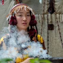 Сэсэг Хапсасова на съемках сериала "Пороги"