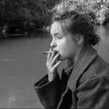 Кадр из фильма "Течет речка, через речку мостик"