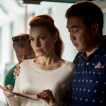 Екатерина Гусева, Нурбек Эген на съемках сериала "Двое против смерти"