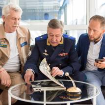Михаил Ефремов, Сергей Баталов, Оскар Кучера на съемках сериала "Команда Б"
