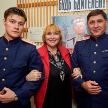 Сергей Пускепалис, Вера Сторожева, Олег Гаас на съемках сериала "Шифр"