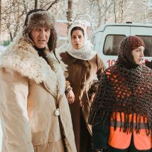 Равшана Куркова, Сергей Пускепалис на съемках сериала "А у нас во дворе... Второй сезон"