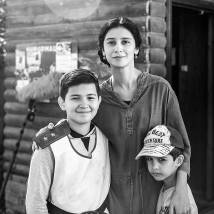 Равшана Куркова на съемках сериала "А у нас во дворе... Второй сезон"