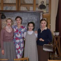 Елена Панова, Екатерина Вилкова, Марьяна Спивак, Яна Дюбуи на съемках сериала "Шифр. Второй сезон" (© фото: предоставлено Первым каналом)