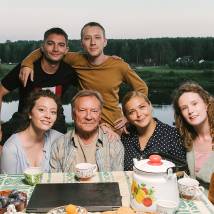Сергей Шакуров, Ирина Пегова, Семен Трескунов, Никита Павленко, Катерина Беккер, Елизавета Гырдымова на съемках фильма "Родные" (© фото: Ксения Угольникова)