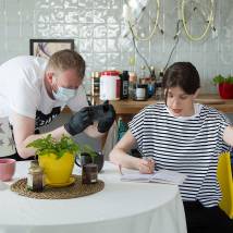 Аня Чиповская на съемках сериала "Взаперти"