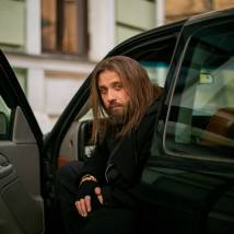 Роман Маякин на съемках сериала "Сергий против нечисти. Яга" (© фото: предоставлено ОТТ-платформой Kion)