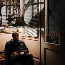 Александр Ильин-мл. на съемках сериала "Бар "Один звонок"" (© фото: предоставлено OTT-платформой Kion)