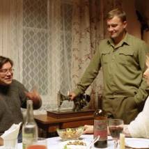 Андрей Прошкин, Михаил Пореченков и Юлия Высоцкая на съемках фильма "Солдатский декамерон" (© фото: profitkino.ru)