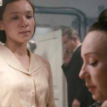 Анастасия Шевелева и Чулпан Хаматова в фильме "Бумажный солдат"