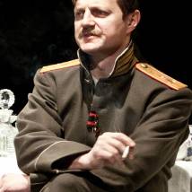 Вадим Сквирский в спектакле "Три сетры"