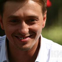 Сергей Безруков на съемках фильма "Каникулы строгого режима"
