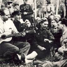 Народный артист СССР Иван Семенович Козловский у минеров (1942г.)