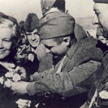 Любовь Орлова с воинами, отправляющимися на фронт. 1942г.